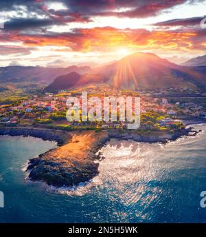 Sonniger Blick am Morgen auf den malerischen Ort - Punta di Cirella. Spektakuläres Sommerstädtebild der Stadt Cirella, Provinz Cosenza, Italien, Europa. Herrlich Stockfoto