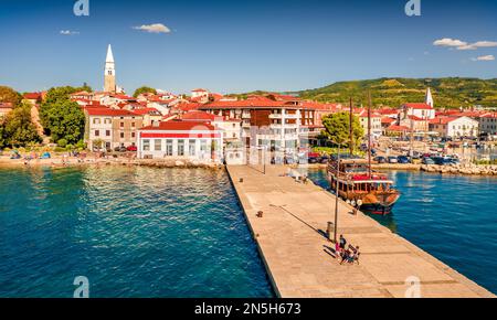 Atemberaubendes Sommerurban von Izola, Slowenien, Europa. Abendliche Meereslandschaft der Adria. Blick von der fliegenden Drohne auf den alten Hafen. Reisen c Stockfoto