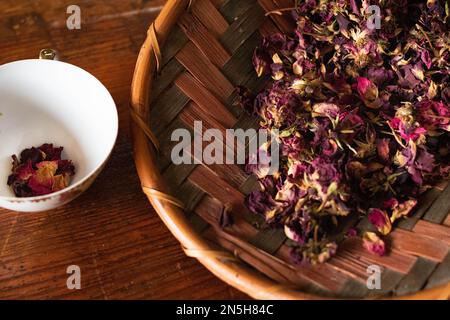 Ein Korb voller lila und rosa getrockneter Kräuter Stockfoto