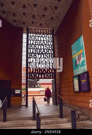 London, Großbritannien. 09. Februar 2023. Allgemeiner Blick auf den Eingang der British Library. Am Standort St. Pancras wurde ein großes neues Erweiterungsprojekt im Wert von £500 Mio. € genehmigt, das Galerien und Veranstaltungsräume umfasst. (Foto: Vuk Valcic/SOPA Images/Sipa USA) Guthaben: SIPA USA/Alamy Live News Stockfoto