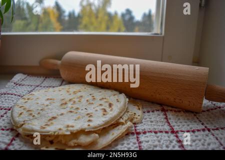 Stapel dünnen Fladenbrot auf einem hölzernen Servierbrett Stockfoto