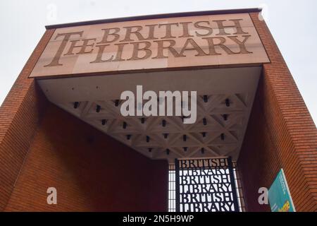 London, Großbritannien. 09. Februar 2023. Allgemeiner Blick auf den Eingang der British Library. Am Standort St. Pancras wurde ein großes neues Erweiterungsprojekt im Wert von £500 Mio. € genehmigt, das Galerien und Veranstaltungsräume umfasst. (Foto: Vuk Valcic/SOPA Images/Sipa USA) Guthaben: SIPA USA/Alamy Live News Stockfoto