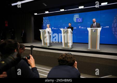 Brüssel, Belgien. 09. Februar 2023. Nicolas Landemard/Le Pictorium - Pressekonferenz von Volodymyr Zelensky in Brüssel. - 9/2/2023 - Belgien/Brüssel - der Präsident der Ukraine, Volodymyr Zelensky, spricht nach seinem Besuch im Europäischen Parlament auf einer Pressekonferenz mit Charles Michel und Ursula von der Leyen in Brüssel. Kredit: LE PICTORIUM/Alamy Live News Stockfoto