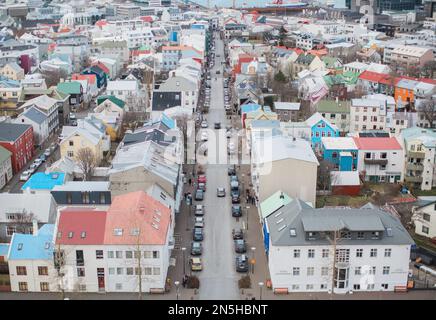 Erhöhte Aussicht auf die Skólavörðustígur-Straße von Hallgrímskirkja Stockfoto