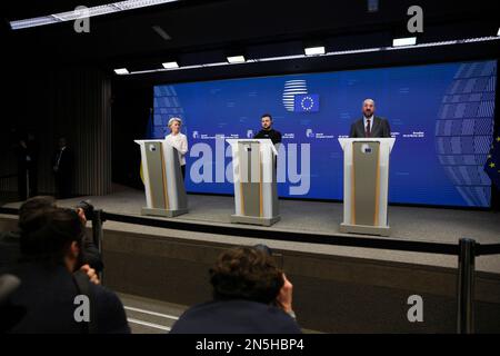 Brüssel, Belgien. 09. Februar 2023. Nicolas Landemard/Le Pictorium - Pressekonferenz von Volodymyr Zelensky in Brüssel. - 9/2/2023 - Belgien/Brüssel - der Präsident der Ukraine, Volodymyr Zelensky, spricht nach seinem Besuch im Europäischen Parlament auf einer Pressekonferenz mit Charles Michel und Ursula von der Leyen in Brüssel. Kredit: LE PICTORIUM/Alamy Live News Stockfoto