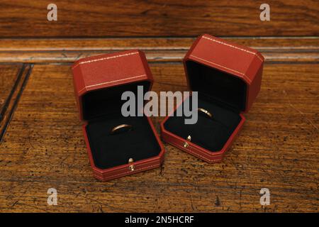 Goldene Eheringe in der Cartier-Ringbox Stockfoto
