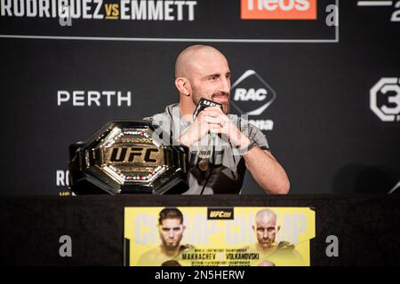 PERTH, AUSTRALIEN - FEBRUAR 9: Federgewichtsmeister Alexander Volkanovski spricht vor seinem Kampf um den Titel „Leichtgewicht“ in der Presse am 12. Februar 2023 in Perth, Westaustralien, auf der UFC 284 Makhachev gegen Volkanovski in der RAC Arena. (Foto: Matt Davies/PxImages) Kredit: Px Images/Alamy Live News Stockfoto