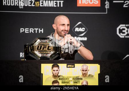 PERTH, AUSTRALIEN - FEBRUAR 9: Federgewichtsmeister Alexander Volkanovski spricht vor seinem Kampf um den Titel „Leichtgewicht“ in der Presse am 12. Februar 2023 in Perth, Westaustralien, auf der UFC 284 Makhachev gegen Volkanovski in der RAC Arena. (Foto: Matt Davies/PxImages) Kredit: Px Images/Alamy Live News Stockfoto