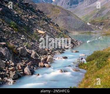 Der Alpenfluss Karakabak fließt im Sommer die Steine im Altai-Gebirge hinunter. Stockfoto