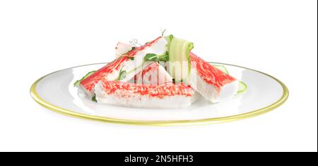 Frische Krabbenstäbchen mit Gurke auf weiß isoliert Stockfoto