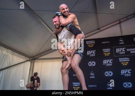 PERTH, AUSTRALIEN - FEBRUAR 9: Der federleichte Champion Alexander Volkanovski unterhält und interagiert bei den UFC 284 Open Workouts mit der Menge, bevor er am 12. Februar 2023 in Perth, Westaustralien, den Lightweight-Titel bei UFC 284 Makhachev gegen Volkanovski in der RAC Arena gewinnen kann. (Foto: Matt Davies/PxImages) Kredit: Px Images/Alamy Live News Stockfoto