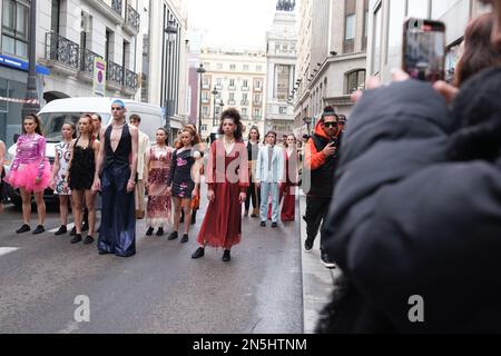 Madrid, Spanien. 09. Februar 2023. Tänzer der Mariemma Royal Dance Conservatory Parade mit UNOde50 Designs durch die Straßen der Innenstadt von Madrid während der Präsentation von „Madrid is Fashion“. Die Veranstaltung ist Teil der Madrider Modewoche und findet vom 9. Bis 20. Februar statt. „Madrid is Moda“ ist eine Initiative, die von der Spanish Fashion Creators Association (ACME) dank der Unterstützung der Madrid City Council Plattform Madrid Capital de Moda organisiert wird. Sie bringt Designermode näher an die Öffentlichkeit, schafft Bekanntheit und steigert den Umsatz. Kredit: SOPA Images Limited/Alamy Live News Stockfoto