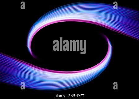 Abstraktes Technologie-Bannerdesign. Digitale Neonlinien auf schwarzem Hintergrund. Stockfoto