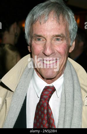 DOSSIER: 8. Februar 2023. Burt Bacharach ist verstorben. NEW YORK, NY - MAI 4: Burt Bacharach kommt zur Eröffnung des Look of Love, der am 4. Mai 2003 im Brooks Atkinson Theatre in New York City stattfindet. Kredit: Joseph Marzullo/MediaPunch Kredit: MediaPunch Inc/Alamy Live News Stockfoto