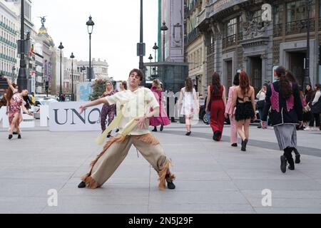 Tänzer der Mariemma Royal Dance Conservatory Parade mit UNOde50 Designs durch die Straßen der Innenstadt von Madrid während der Präsentation von „Madrid is Fashion“. Die Veranstaltung ist Teil der Madrider Modewoche und findet vom 9. Bis 20. Februar statt. „Madrid is Moda“ ist eine Initiative, die von der Spanish Fashion Creators Association (ACME) dank der Unterstützung der Madrid City Council Plattform Madrid Capital de Moda organisiert wird. Sie bringt Designermode näher an die Öffentlichkeit, schafft Bekanntheit und steigert den Umsatz. (Foto: Atilano Garcia/SOPA Images/Sipa USA) Stockfoto