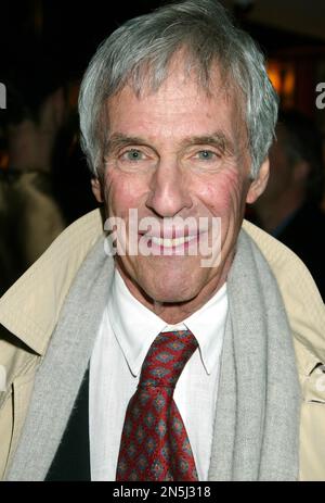 DOSSIER: 8. Februar 2023. Burt Bacharach ist verstorben. NEW YORK, NY - MAI 4: Burt Bacharach kommt zur Eröffnung des Look of Love, der am 4. Mai 2003 im Brooks Atkinson Theatre in New York City stattfindet. Kredit: Joseph Marzullo/MediaPunch Kredit: MediaPunch Inc/Alamy Live News Stockfoto