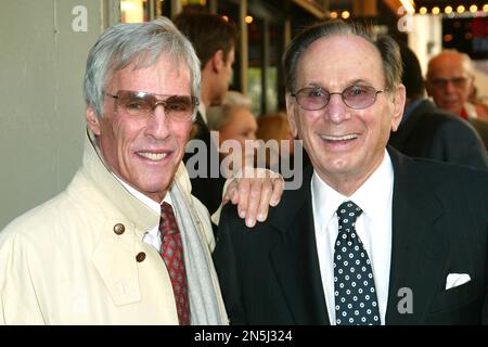 DOSSIER: 8. Februar 2023. Burt Bacharach ist verstorben. NEW YORK, NY - MAI 4: Burt Bacharach und Hal David kommen zur Eröffnung des Look of Love, der am 4. Mai 2003 im Brooks Atkinson Theatre in New York City stattfindet. Kredit: Joseph Marzullo/MediaPunch Kredit: MediaPunch Inc/Alamy Live News Stockfoto