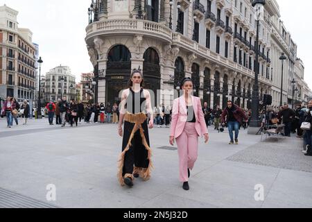 Tänzer der Mariemma Royal Dance Conservatory Parade mit UNOde50 Designs durch die Straßen der Innenstadt von Madrid während der Präsentation von „Madrid is Fashion“. Die Veranstaltung ist Teil der Madrider Modewoche und findet vom 9. Bis 20. Februar statt. „Madrid is Moda“ ist eine Initiative, die von der Spanish Fashion Creators Association (ACME) dank der Unterstützung der Madrid City Council Plattform Madrid Capital de Moda organisiert wird. Sie bringt Designermode näher an die Öffentlichkeit, schafft Bekanntheit und steigert den Umsatz. (Foto: Atilano Garcia/SOPA Images/Sipa USA) Stockfoto