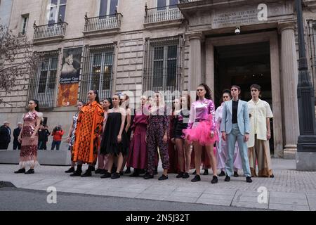 Tänzer vom Mariemma Royal Dance Conservatory mit UNOde50 Designs posieren auf den Straßen der Innenstadt von Madrid während der Präsentation von „Madrid is Fashion“. Die Veranstaltung ist Teil der Madrider Modewoche und findet vom 9. Bis 20. Februar statt. „Madrid is Moda“ ist eine Initiative, die von der Spanish Fashion Creators Association (ACME) dank der Unterstützung der Madrid City Council Plattform Madrid Capital de Moda organisiert wird. Sie bringt Designermode näher an die Öffentlichkeit, schafft Bekanntheit und steigert den Umsatz. (Foto: Atilano Garcia/SOPA Images/Sipa USA) Stockfoto