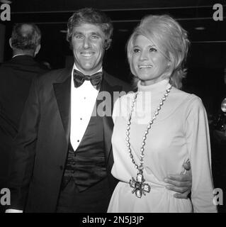 DOSSIER: 8. Februar 2023. Burt Bacharach ist verstorben. Burt Bacharach und Angie Dickinson, ca. 1960er Jahre Kredit: Ralph Dominguez/MediaPunch Kredit: MediaPunch Inc/Alamy Live News Stockfoto