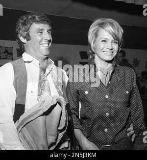 DOSSIER: 8. Februar 2023. Burt Bacharach ist verstorben. Burt Bacharach und Angie Dickinson, ca. 1960er Jahre Kredit: Ralph Dominguez/MediaPunch Kredit: MediaPunch Inc/Alamy Live News Stockfoto