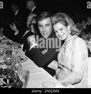 DOSSIER: 8. Februar 2023. Burt Bacharach ist verstorben. Burt Bacharach und Angie Dickinson, ca. 1960er Jahre Kredit: Ralph Dominguez/MediaPunch Kredit: MediaPunch Inc/Alamy Live News Stockfoto