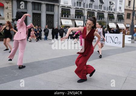 Tänzer der Mariemma Royal Dance Conservatory Parade mit UNOde50 Designs durch die Straßen der Innenstadt von Madrid während der Präsentation von „Madrid is Fashion“. Die Veranstaltung ist Teil der Madrider Modewoche und findet vom 9. Bis 20. Februar statt. „Madrid is Moda“ ist eine Initiative, die von der Spanish Fashion Creators Association (ACME) dank der Unterstützung der Madrid City Council Plattform Madrid Capital de Moda organisiert wird. Sie bringt Designermode näher an die Öffentlichkeit, schafft Bekanntheit und steigert den Umsatz. (Foto: Atilano Garcia/SOPA Images/Sipa USA) Stockfoto