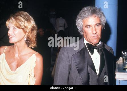 DOSSIER: 8. Februar 2023. Burt Bacharach ist verstorben. Angie Dickinson von Burt Bacharach um die 1980er Jahre Kredit: Ralph Dominguez/MediaPunch Kredit: MediaPunch Inc/Alamy Live News Stockfoto