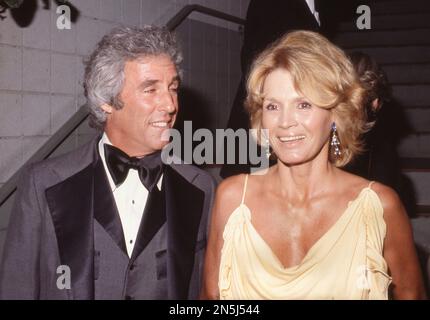 DOSSIER: 8. Februar 2023. Burt Bacharach ist verstorben. Angie Dickinson mit Burt Bacharach um die 1980er. Kredit: Ralph Dominguez/MediaPunch Stockfoto