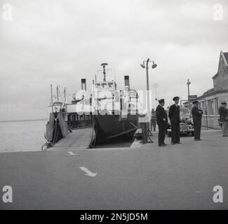 1963, historisch, die Lymington-Autofähre, Abfahrt, vor Anker im Hafen von Yarmouth, Isle of Wight, England, Großbritannien. Stockfoto