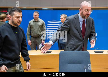 BRÜSSEL - ukrainischer Präsident Wolodimir Zelensky (L) nimmt an einem eingefügten EU-Gipfel Teil. Auf dem Treffen werden unter anderem die Unterstützung der Ukraine durch die EU und die wachsenden Migrationsprobleme in Europa erörtert. ANP JONAS ROOSENS niederlande raus - belgien raus Stockfoto