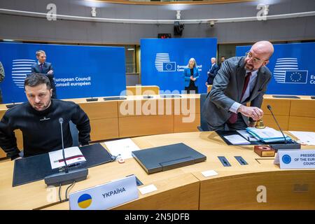 BRÜSSEL - ukrainischer Präsident Wolodimir Zelensky (L) nimmt an einem eingefügten EU-Gipfel Teil. Auf dem Treffen werden unter anderem die Unterstützung der Ukraine durch die EU und die wachsenden Migrationsprobleme in Europa erörtert. ANP JONAS ROOSENS niederlande raus - belgien raus Stockfoto