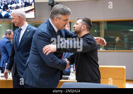 BRÜSSEL - ukrainischer Präsident Wolodimir Zelensky trifft während eines EU-Gipfeltreffens den kroatischen Ministerpräsidenten Andrej Plenkovic. Auf dem Treffen werden unter anderem die Unterstützung der Ukraine durch die EU und die wachsenden Migrationsprobleme in Europa erörtert. ANP JONAS ROOSENS niederlande raus - belgien raus Stockfoto