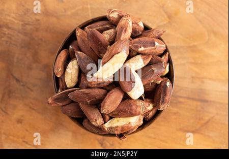 Eine Schale Pili Nuts von den Philippinen auf einem Holztisch Stockfoto