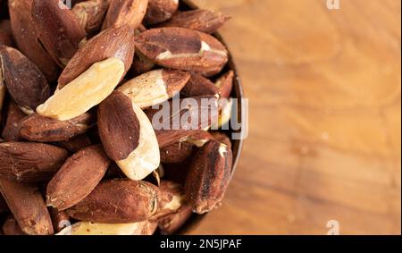 Eine Schale Pili Nuts von den Philippinen auf einem Holztisch Stockfoto