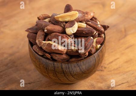 Eine Schale Pili Nuts von den Philippinen auf einem Holztisch Stockfoto