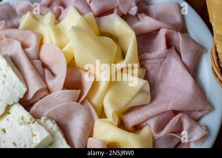 Brasilianisches Frühstückskonzept mit Minas-Käse (Queijo minas), Schinken und Prato-Käse (Queijo Prato) aus der Nähe Stockfoto