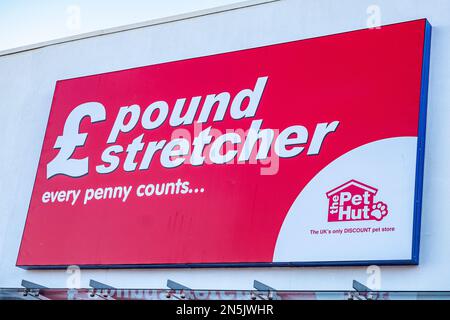 Nahaufnahme des Pound Stretcher Schilds an der Außenwand von Großbritannien Stockfoto