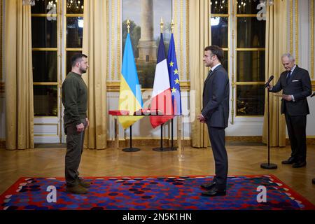 Paris, Frankreich. 08. Februar 2023. Der ukrainische Präsident Volodymyr Zelenskyy, links, steht gegenüber dem französischen Präsidenten Emmanuel Macron während einer Zeremonie, bei der Zelenskyy am 8. Februar 2023 im Elysee-Palast die Ehrenlegion verliehen wurde. Kredit: Pool Photo/Pressestelle Des Ukrainischen Präsidenten/Alamy Live News Stockfoto