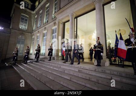 Paris, Frankreich. 08. Februar 2023. Der ukrainische Präsident Wolodymyr Zelenskyy, Left und der französische Präsident Emmanuel Macron gehen gemeinsam zu einem trilateralen Treffen mit Bundeskanzler Olaf Scholz am Elysépalast am 8. Februar 2023 in Paris, Frankreich. Kredit: Pool Photo/Pressestelle Des Ukrainischen Präsidenten/Alamy Live News Stockfoto