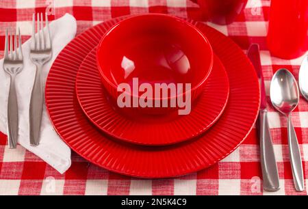 Tisch mit einer Gingham Place Matte zum Essen Stockfoto