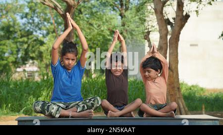 Yoga Klassen außerhalb auf dem open air. Kinder Yoga Stockfoto