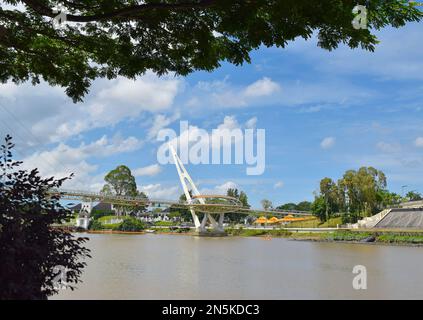 Darul-Hana-Brücke in Kuching Malaysia an einem schönen Tag. Stockfoto