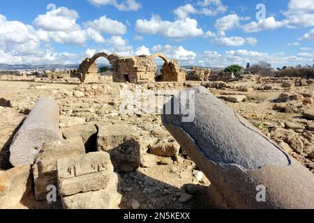 PAPHOS, ZYPERN - 29 2023. Januar: Blick auf die Ruinen von Pafos in Saranda Kolones auf Zypern. Der archäologische Park Paphos in Zypern gehört zum UNESCO-Weltkulturerbe Stockfoto