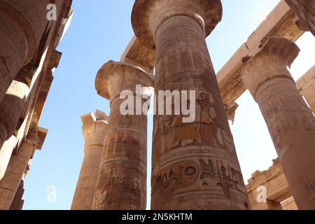 Die große Halle im Hypostil am Karnak-Tempel in Luxor, Ägypten Stockfoto