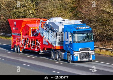 SITECRETE Total Batching Solutions TBS MB130 2019 RENAULT T 520,26 6x2 TML Blue 12777cc Diesel Automatik; Fahrt auf der Autobahn M61 UK Stockfoto