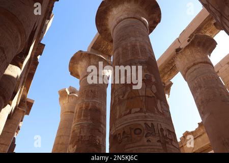 Die große Halle im Hypostil am Karnak-Tempel in Luxor, Ägypten Stockfoto