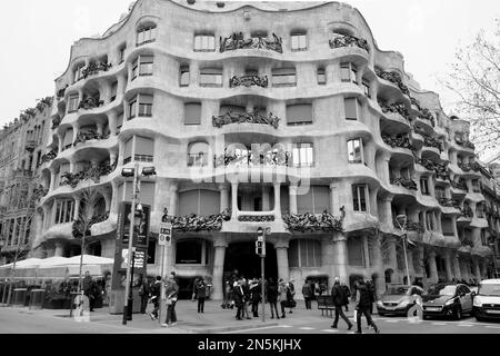 Casa Mila in Barcelona, entworfen von Antonio Gaudi. Das Casa Milà, allgemein bekannt als La Pedrera oder „offener Steinbruch“, ist ein modernistisches Gebäude in Barcelona Stockfoto