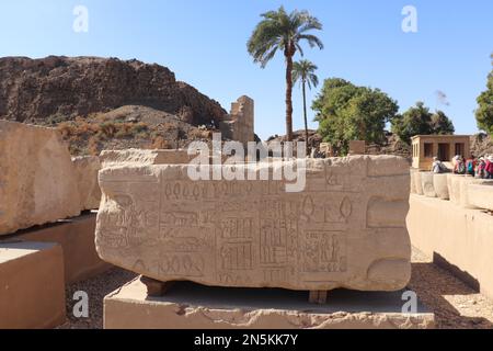 Alte ägyptische Symbole und Hieroglyphen, die im Tempel von Karnak in Luxor, Ägypten, geschnitzt wurden Stockfoto