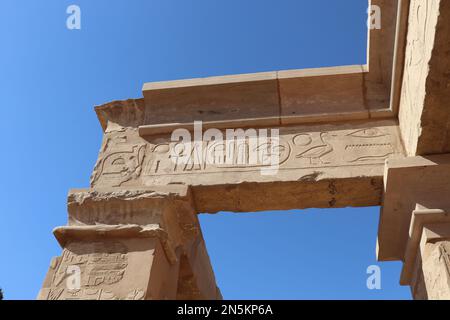 Beeindruckende Denkmäler im Karnak-Tempel in Luxor, Ägypten Stockfoto